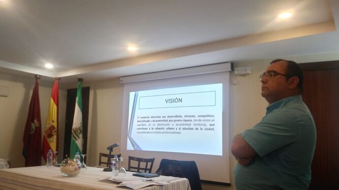 José Muñoz, director técnico de la Asociación de Empresarios de Chiclana, en la explicación de la iniciativa.