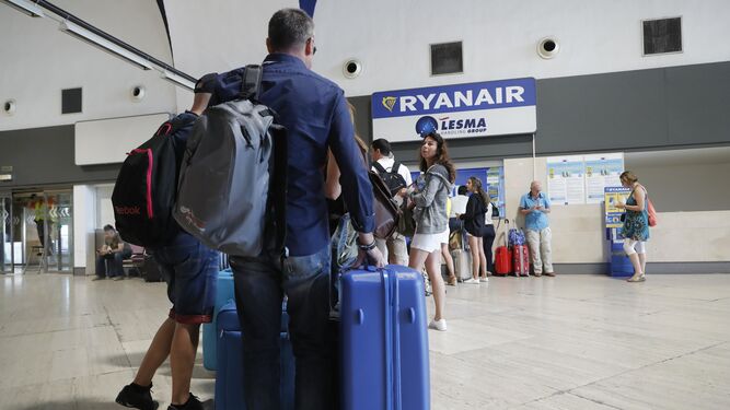 Colas en un mostrador de Ryanair en el aeropuerto de Sevilla.