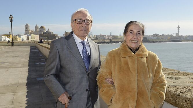 Alfonso del Valle Scapachini, Bendito, y su esposa Concha Aranda, hace unos años en el Campo del Sur.