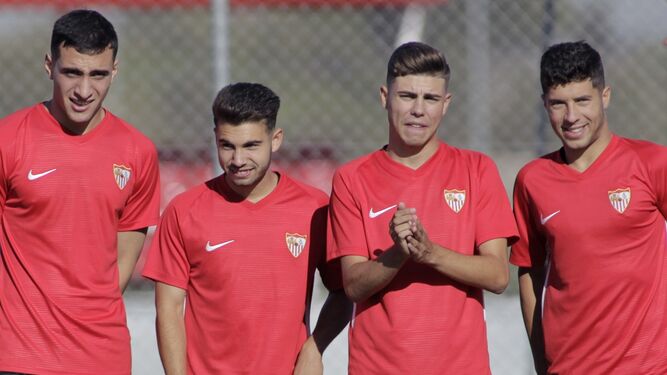 Lara y Pozo, en el centro de la imagen, son el futuro del Sevilla FC.