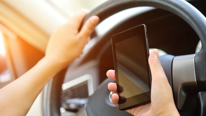 Si un conductor tiene un accidente con víctimas y utilizaba el móvil, le pueden ‘caer’ hasta cuatro años de cárcel