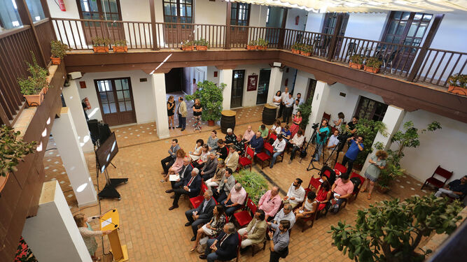 Un momento de la presentación ayer del proyecto básico del Museo del Flamenco de Andalucía en el patio del Zoco de Artesanía.