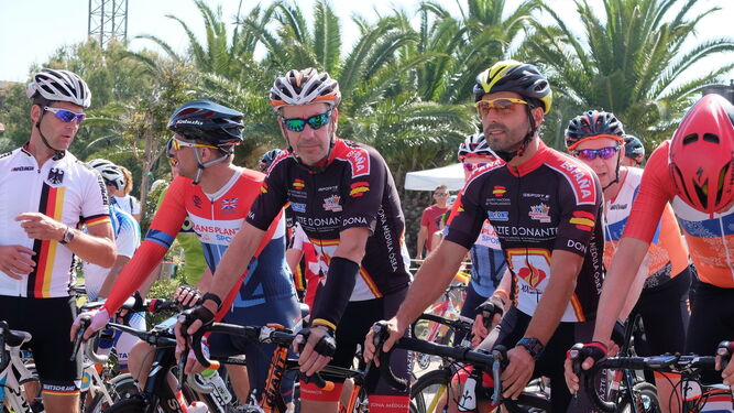Alberto Carmona (d), en la prueba de ciclismo del triatlón en Cagliari (Cerdeña).