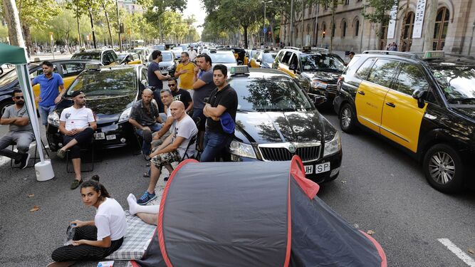 Taxistas ocupan la Gran Vía de Barcelona con sus coches durante la huelga indefinida.