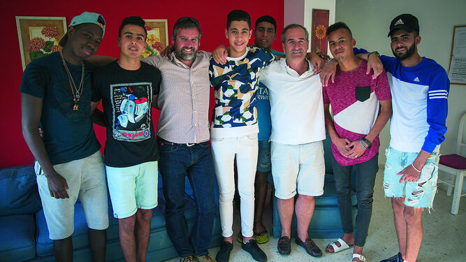 David Lorenzo visitó un piso de 'Voluntarios por otro Mundo Jerez' donde vivián  jovenes inmigrantes.