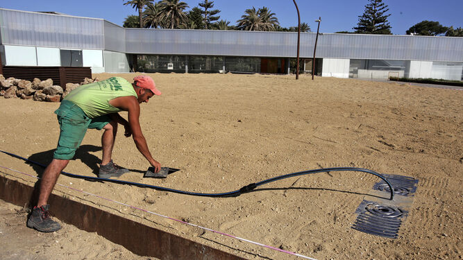 Un operario trabaja en las obras del parque canino en el paseo de Santa Bárbara.
