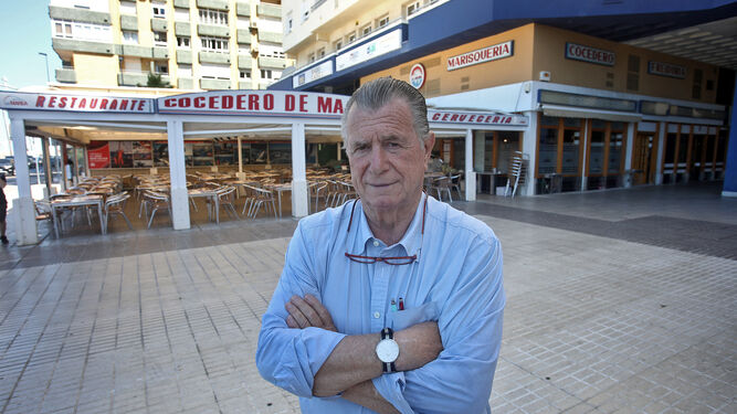 Mikel Elorza, propietario del restaurante La Marea junto al establecimiento.