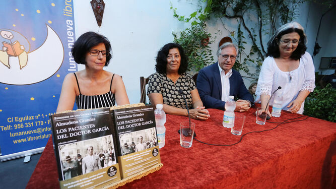 Almudena Grandes ayer, junto a la presentadora, Ana Morales; el delegado de Cultura, Francisco Camas, y la librera Natividad Montaño, momentos antes de la presentación.