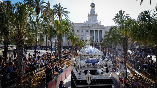 La urna del Cristo yacente enfila la plaza de San Juan de Dios, que en 2019 incorporará palcos.