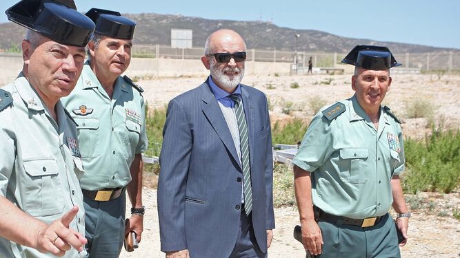 El director general de la Guardia Civil, Félix Azón, (al centro), junto a mandos de la zona.