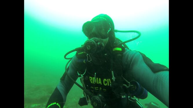 Un miembro del grupo especial subacuático de la Guardia Civil durante la búsqueda.