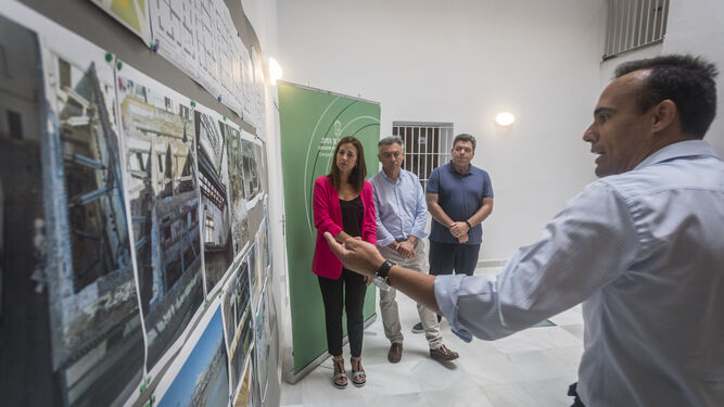 Juan Acuña, director de obra, explica el proyecto de rehabilitación a María José Bejarano y Federico Fernández.