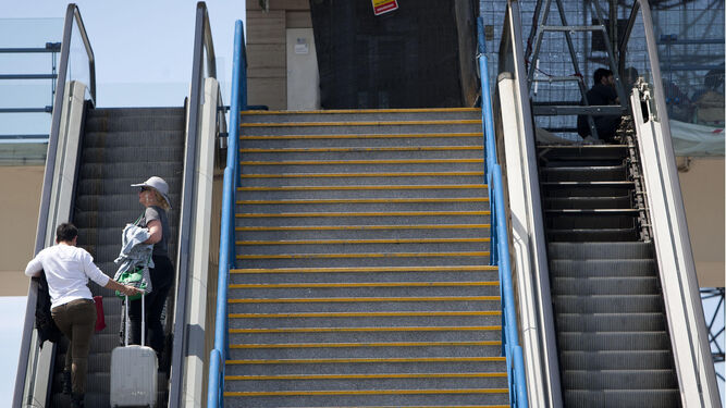 Escalera de acceso a la estación de Bahía Sur, en una imagen de archivo.