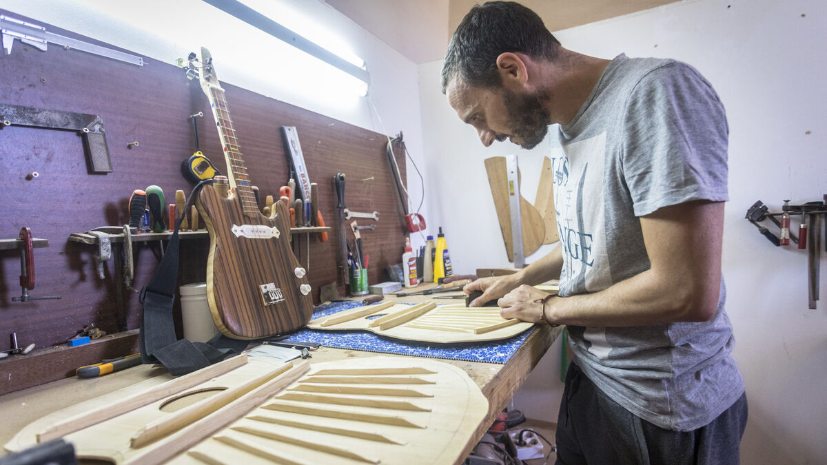 El luthier gaditano, en su taller.