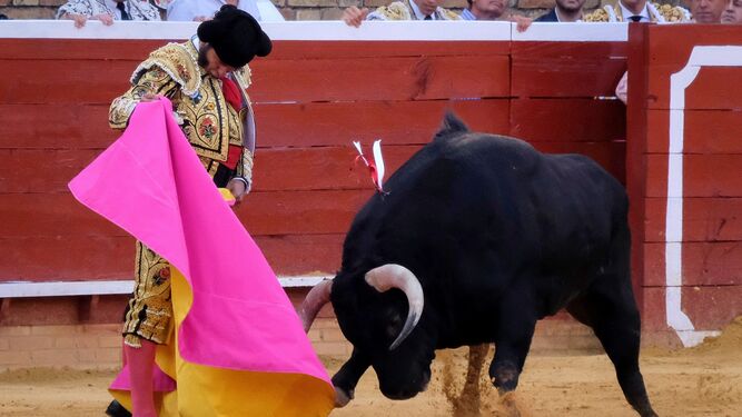Morante, toreando a la verónica a su primer toro.