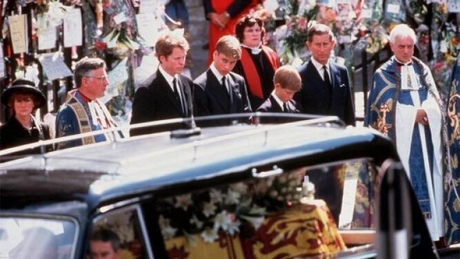 El príncipe Carlos y sus hijos en el funeral de Diana Spencer.