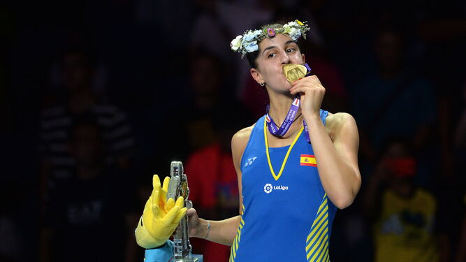 Carolina Marín besa su medalla de oro.