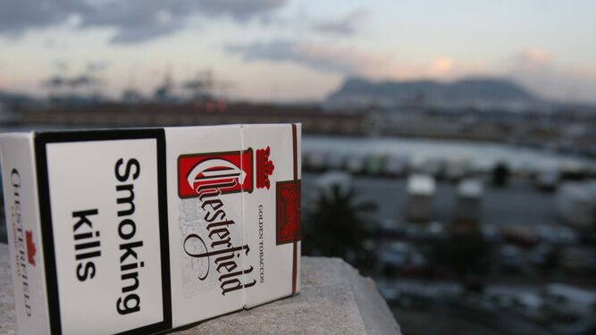 Una cajetilla de contrabando y al fondo, Gibraltar, de donde procede el 38% del tabaco que es introducido de manera ilegal en España.