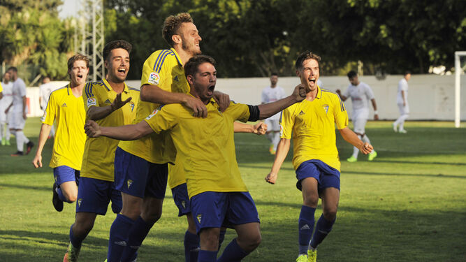 El jugador celebra un gol con el Cádiz B la pasada temporada.