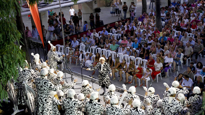Actuación del coro 'Allegro molto vivace' en los Martes de Carnaval del verano de 2011.