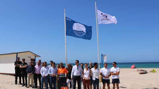 El alcalde de Barbate, Miguel Molina, presidió en junio en la playa de El Carmen de Zahara de los Atunes el acto de izado de la bandera azul, que fue retirada de improviso el pasado jueves.
