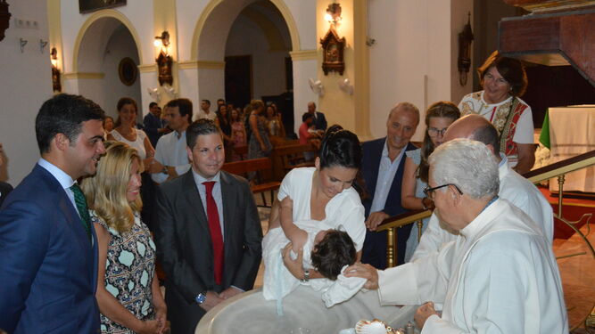 José Díaz, María Larrañaga, Edu Guillén, Santos Larrañaga, Adriana Barrios y la pequeña Ana Larrañaga en el momento de recibir las aguas bautismales.