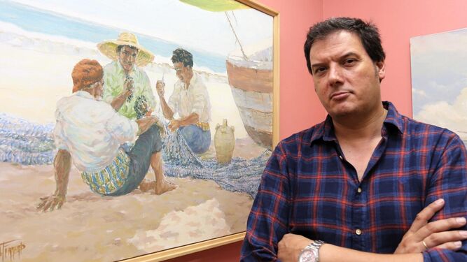 Adrián Ferreras, junto a una de las obras de la exposición, en el Hotel Pinomar.