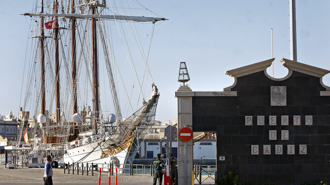 El 'Juan Sebastián de Elcano' en el puerto de Cádiz, en una imagen de archivo.