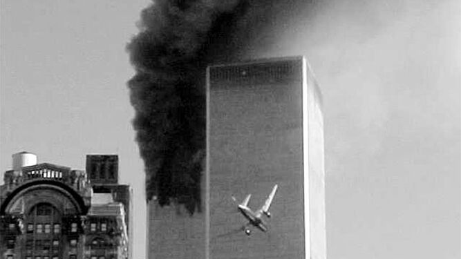 El segundo avión de los terroristas se dirige a una de las Torres Gemelas el 11 de Septiembre.