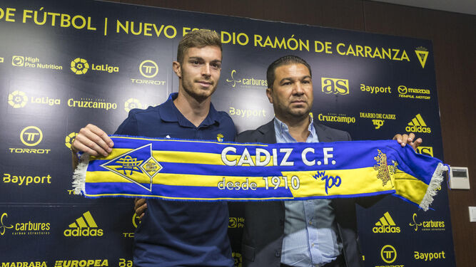 Juan Carlos Cordero (d), ayer con Juan Hernández en el acto de presentación del nuevo jugador del Cádiz.