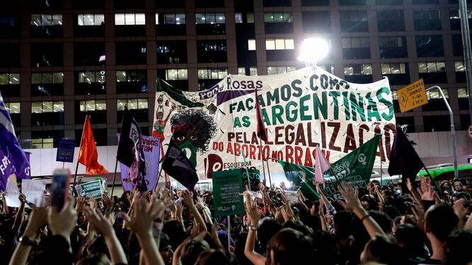 Protestas de mujeres en las calles de Argentina a favor de legalizar el aborto.