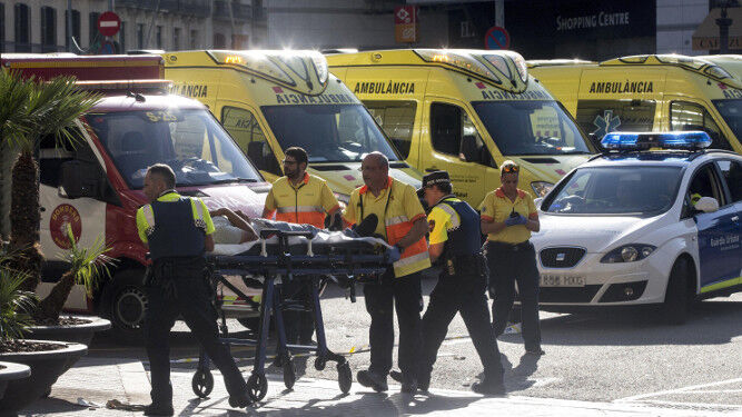 Los servicios sanitarios trasladan a un herido tras el ataque en Barcelona.