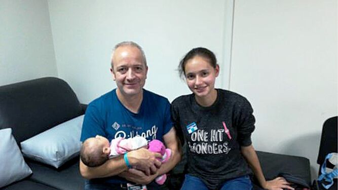 Patricia Aguilar, con su padre y su bebé, durante su primer encuentro en Parú tras ser rescatadas.