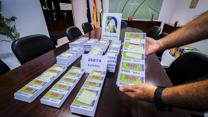 Los tacos de billetes de lotería ilegal incautados por los agentes de la Policía andaluza.