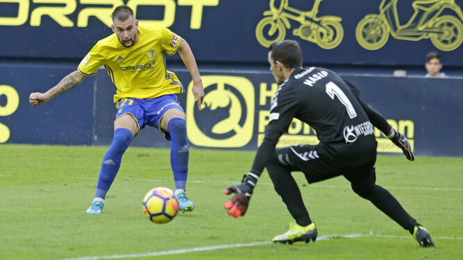 Carrillo dispara a puerta durante un partido del Cádiz de la pasada temporada.