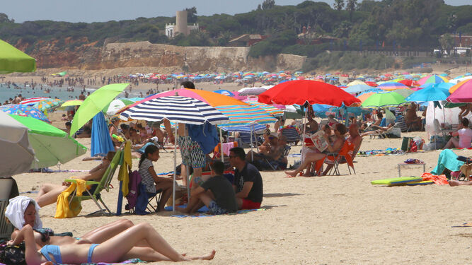Vista de la playa de La Barrosa durante el presente verano.