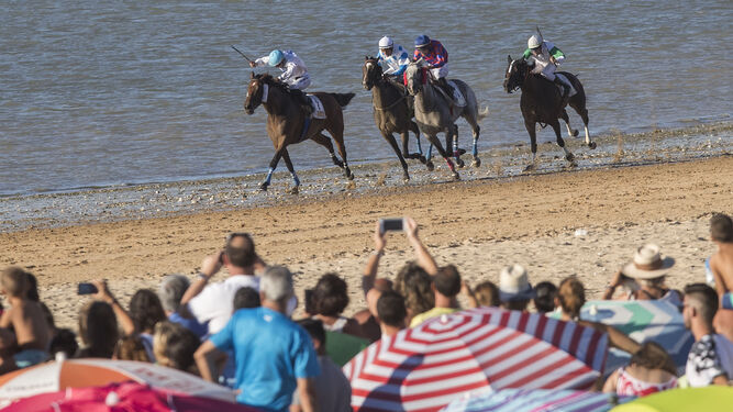 Caballos en la playa y muchos aficionados en la última jornada del primer ciclo de carreras en Sanlúcar de Barrameda.
