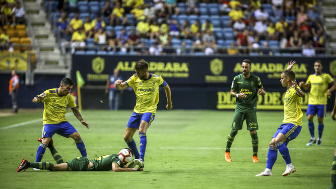 Salvador Agra (i) y José Mari, delante de un rival tendido en el césped durante el encuentro contra Las Palmas.