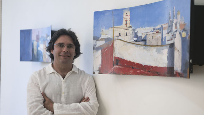 El artista gaditano Cecilio Chaves, frente a una de las obras que expone en la Galería Benot.