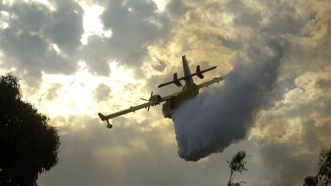 Un avión del Infoca descarga sobre un incendio declarado en Almería el pasado mes de junio
