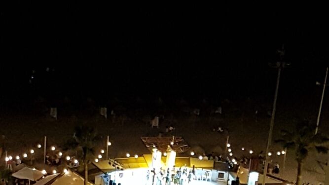Aspecto del Paseo Marítimo en una de las actuaciones de la noche.