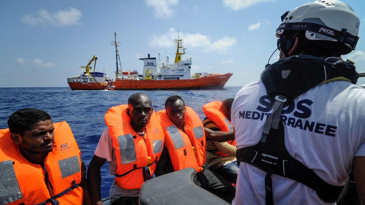 Varios inmigrantes rescatados para ser llevados a bordo del barco 'Aquarius' en el Mediterráneo el pasado 10 de agosto.