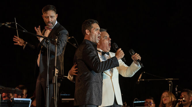 Ismael Jordi y Fernando de la Mora durante su actuación el lunes en Villa Victorina junto al director de orquesta Rodrigo Macías.