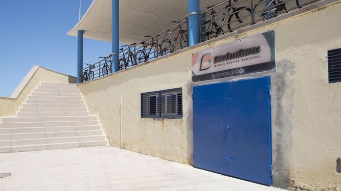 La puerta de entrada a la sede de la Escuela Municipal de Surf, recién instalada.