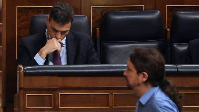 El líder de Podemos, Pablo Iglesias, pasa ante el jefe del Ejecutivo, Pedro Sánchez, durante un pleno del Congreso a finales del pasado junio.