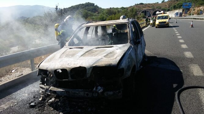 Arde un coche en la A-381 junto al Parque de Los Alcornocales