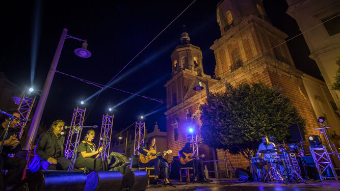 Tomatito, en el escenario habilitado en la plaza de la Iglesia de San Fernando.
