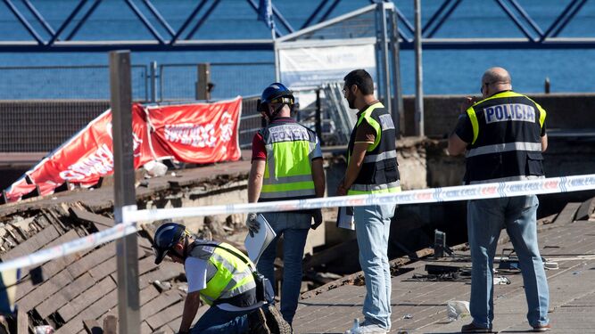 La policía científica inspecciona el paseo marítimo tras el accidente durante el festival O Marisquiño en Vigo.