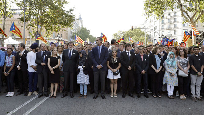 El Rey, rodeado de 'esteladas' el pasado 27 de agosto en la manifestación de Barcelona.