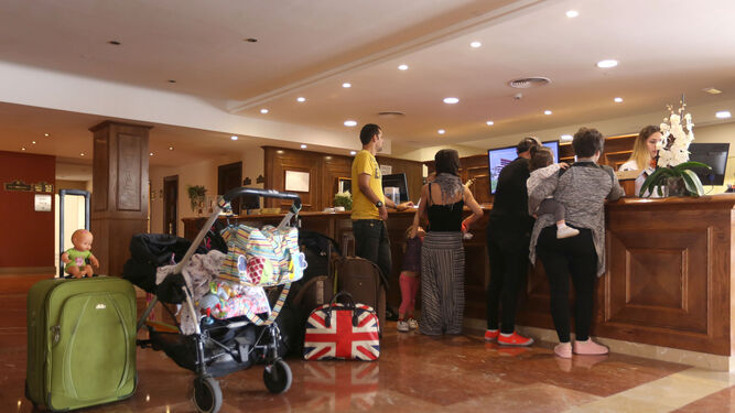 Varios clientes en la recepción de un hotel en Chiclana, en una imagen reciente.